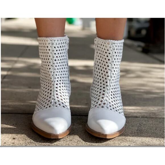 COCONUTS By MATISSE Golden Hour White Pointed Toe Heeled Bootie Size 9.5 Cowboy - Picture 2 of 12